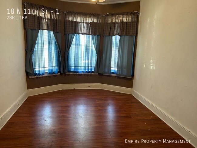 Building Photo - 1st Floor: 2 Bedroom/1 Bathroom Apartment ...