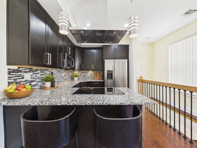Building Photo - Bright bi-level 2 bed 2 bath available SEPTEMBER 10