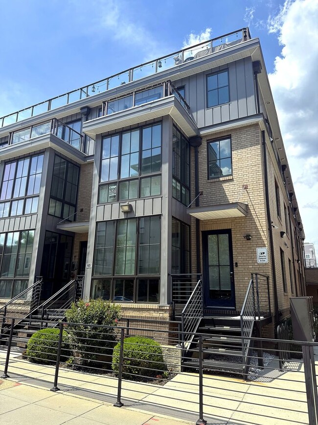 Building Photo - 625 Park Rd NW