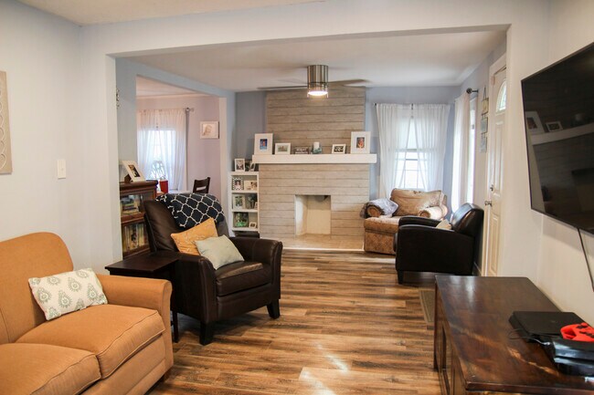 Entry - Sitting/Reading/Visiting Space! - 42 W Kenworth Rd