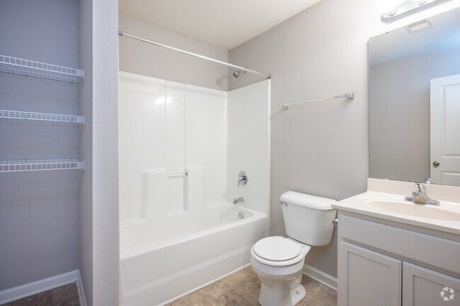 1 habitación, 1 baño - 794 pies cuadrados - Village at Mills Gap