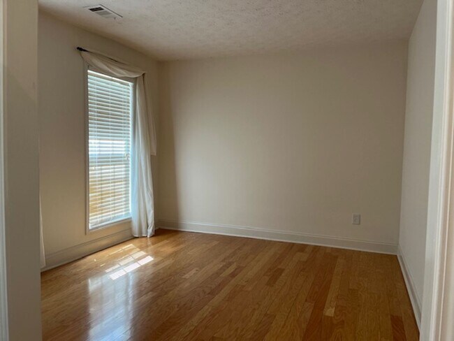 Building Photo - Beautiful 4bedroom 3.5 bath ranch