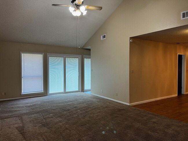 Building Photo - 211 Taos Dr