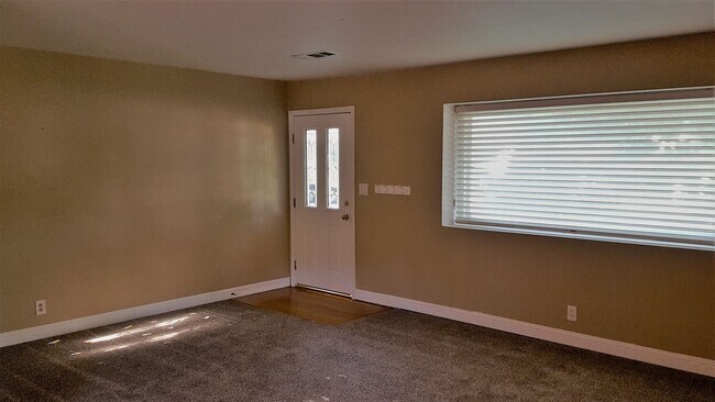 Foto del edificio - 3 Bedroom with Fenced Yard in Laguna Lake