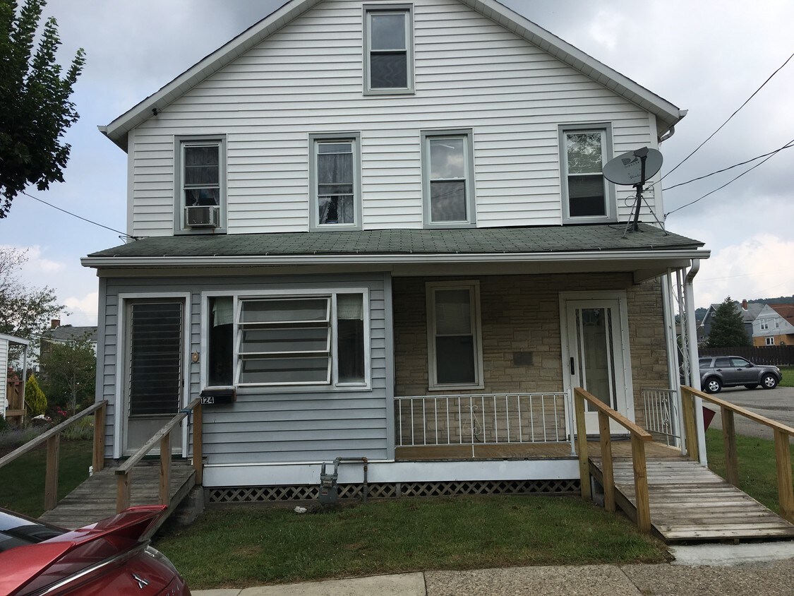 124 E Painter St, Connellsville, PA 15425 Townhouse for Rent in Connellsville, PA