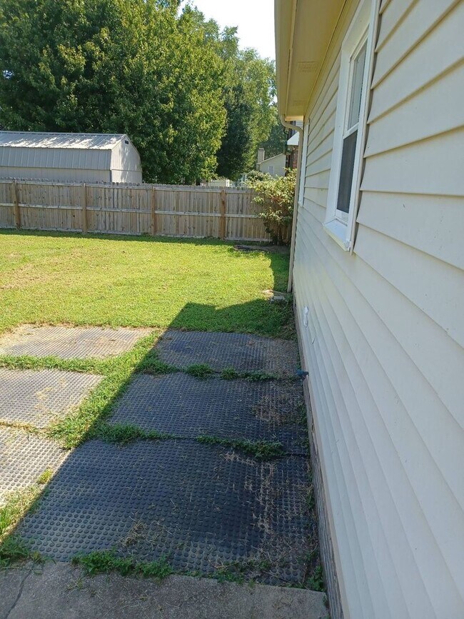Building Photo - 421 Bluff Dr