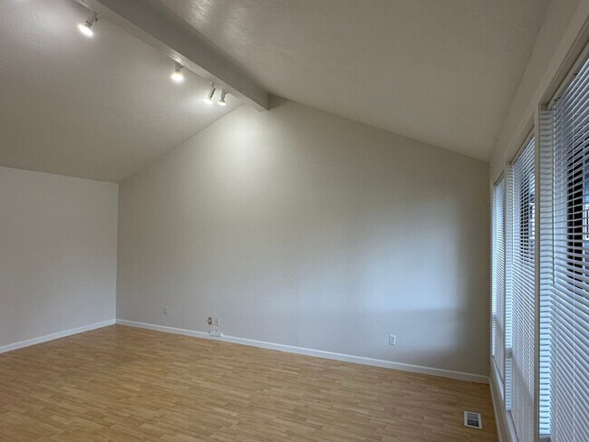 Foto del edificio - Beautiful 4BD Home | Fireplace, Fenced Backyard, Deck, Garage & A/C