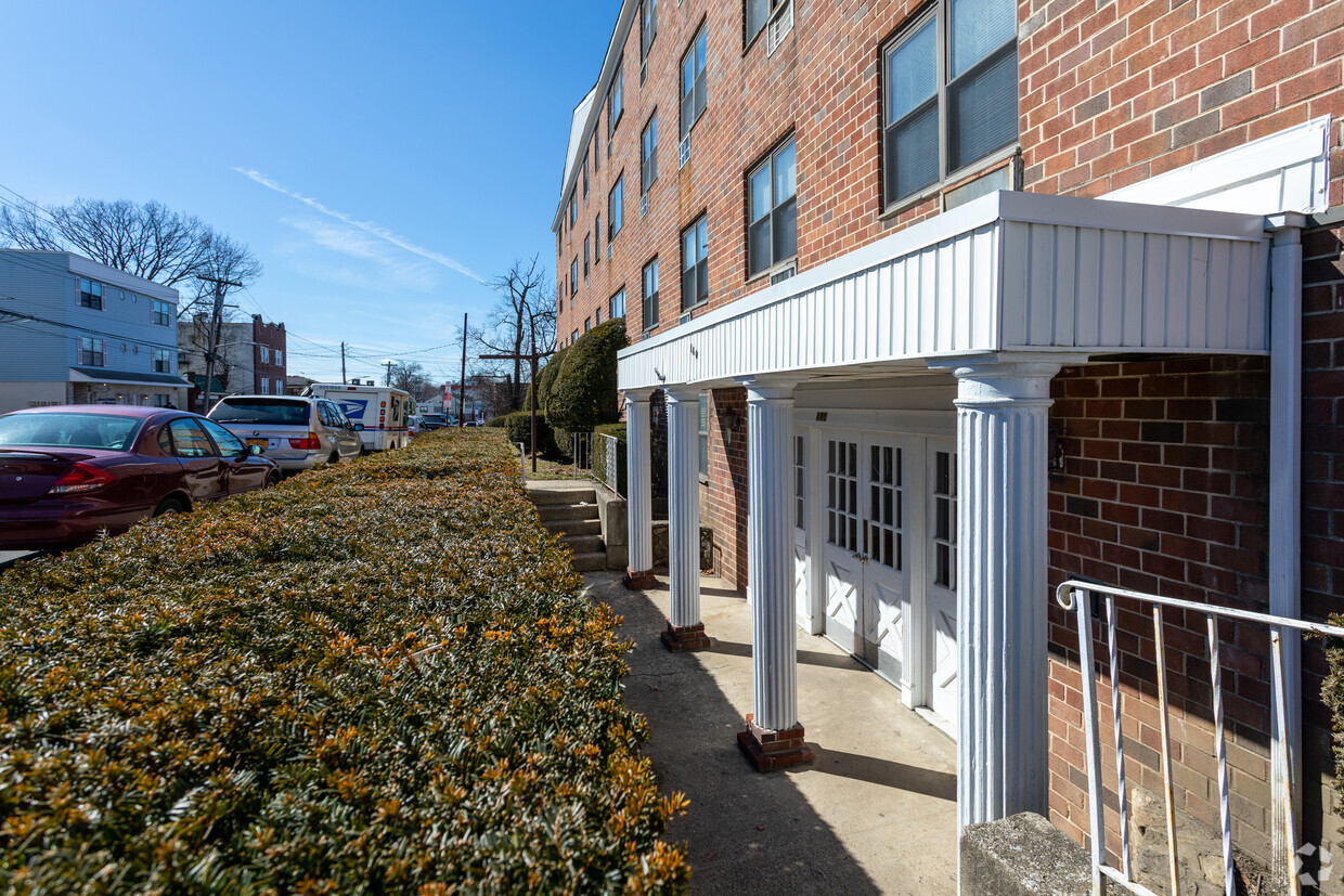 Building Photo - 180 Halstead Ave