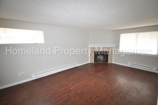 Building Photo - 3 Bedroom 2 Bathroom Duplex