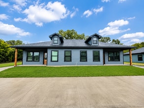 Building Photo - 1213 Oak Dr