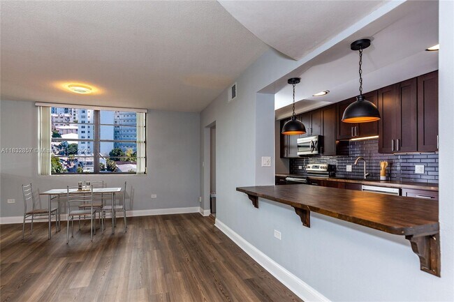 Foto del edificio - 9180 W Bay Harbor Dr
