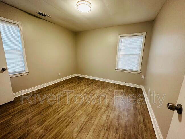 Building Photo - 1074 E Walthal Cir
