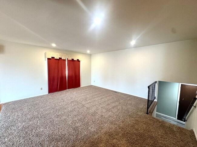 Foto del edificio - Spacious Eastside Home with Sunroom, EV Charging & Finished Basement!