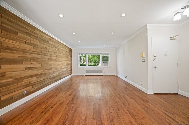 Foto del edificio - 246 Glenbrook Rd