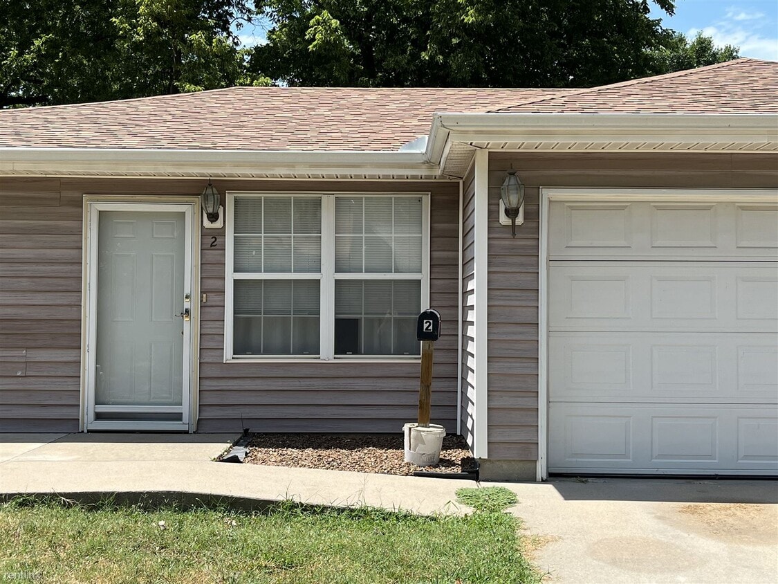 2 br, 1 bath Duplex 4 North 3rd Street Townhome Rentals in Iola KS