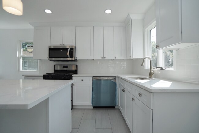 Building Photo - 43 Nightingale St