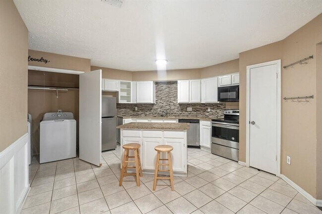 Building Photo - 8302 Sandy Glen Ln