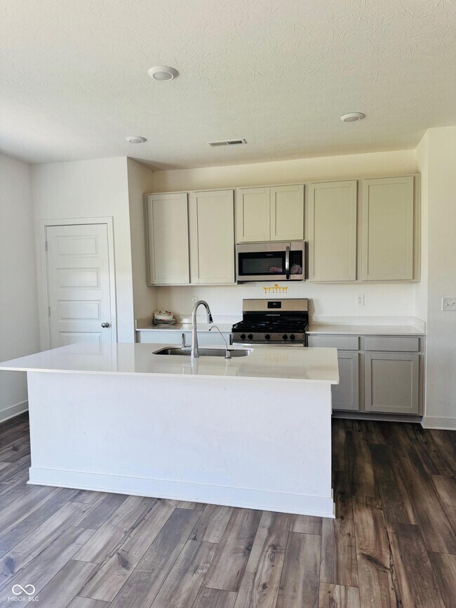 Foto del edificio - 7438 Brayton Ct