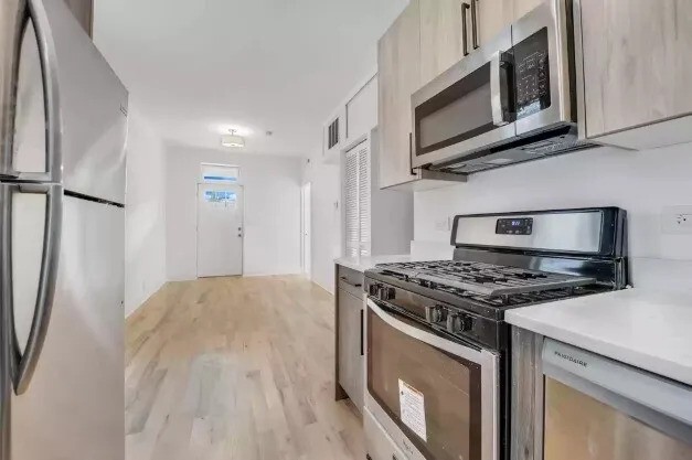 Building Photo - 1851 W Dickens Ave