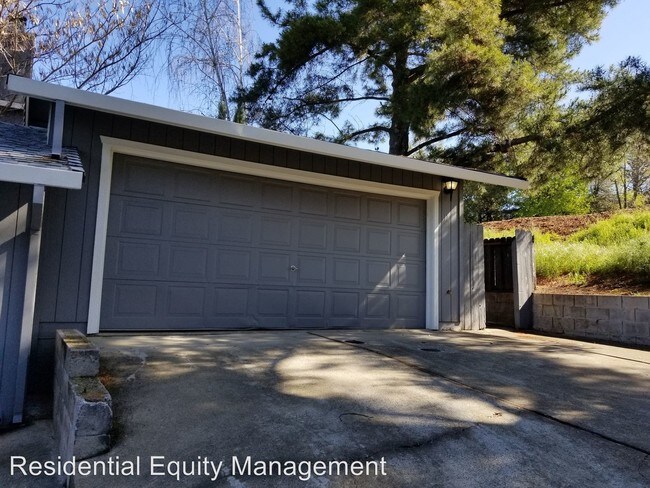 Building Photo - 3381 La Canada Dr