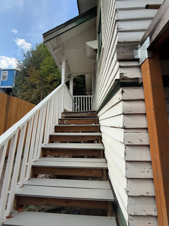 Building Photo - Completely renovated, university district,...