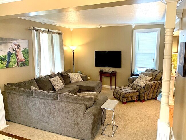 Foto del edificio - Class! This stately 2 story brick home is ...