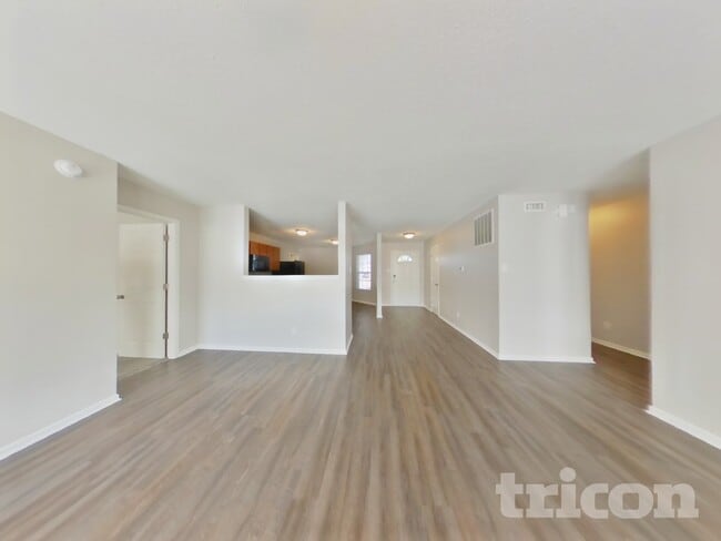 Building Photo - 585 Streamside Dr