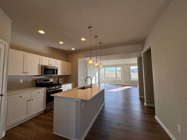 Amplia sala de estar con cocina y comedor. - 7738 Bone Creek Pt