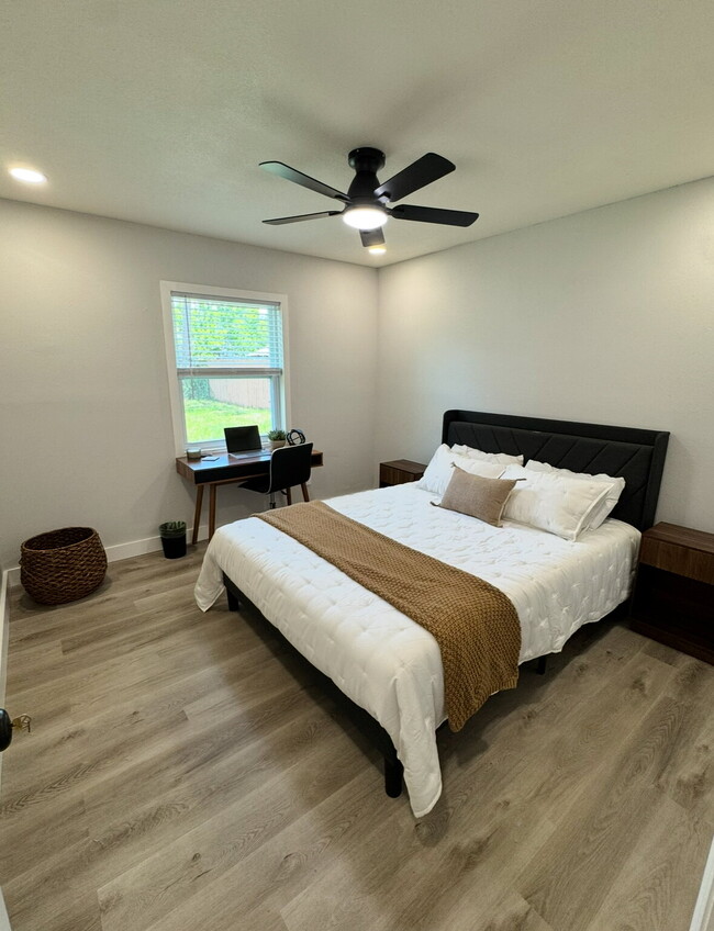 Building Photo - House close to UCF & Valencia with 4 Bedrooms for Students!