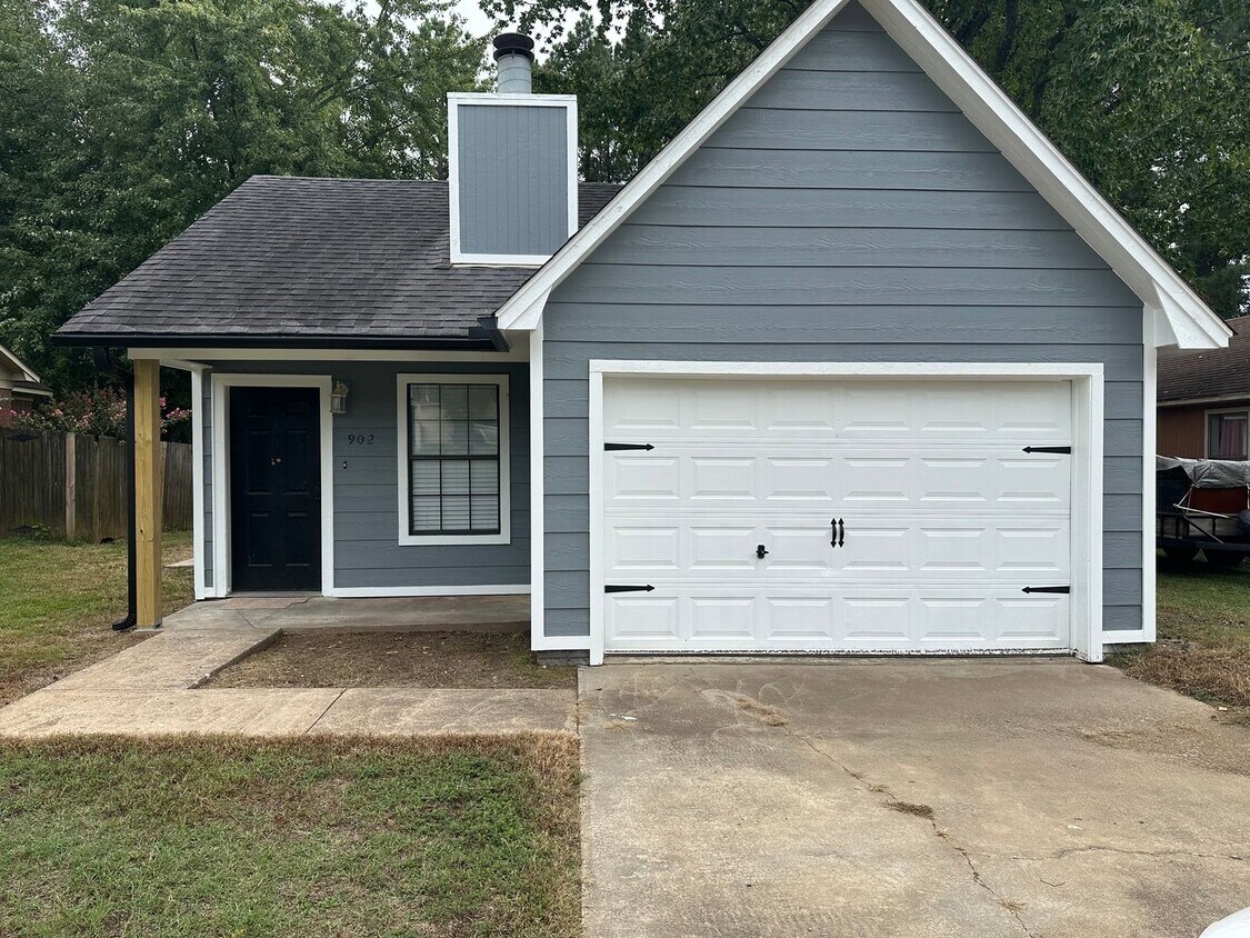 Foto principal - Welcome to this charming 3-bedroom, 2-bath...