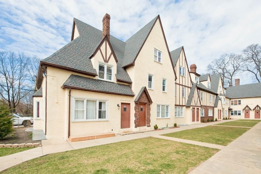 Primary Photo - 22 Pearsall Ave