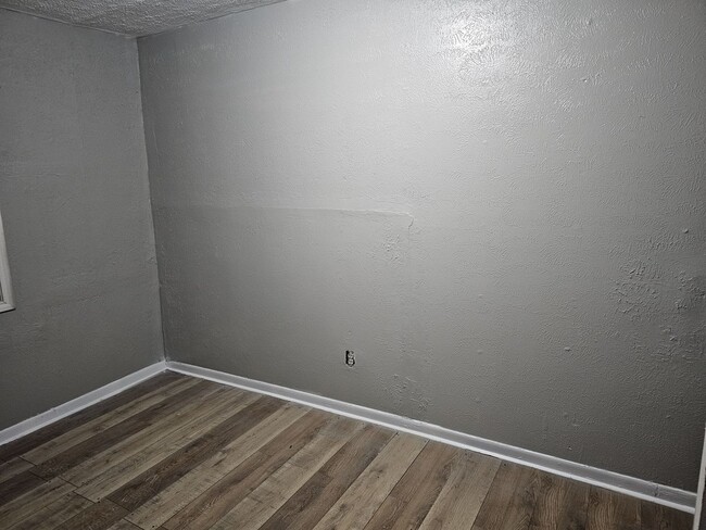 Building Photo - Large Home For Lease