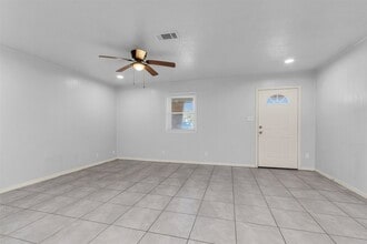 Building Photo - 2213 N Thompson St