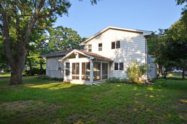 Foto del edificio - Spacious 5-Bed 3-Bath Home in Edina - Available Now!