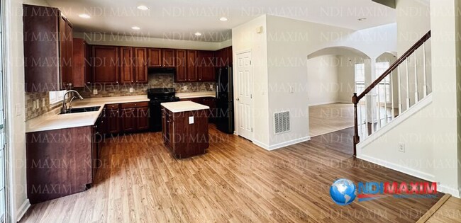 Building Photo - Nice house overlooking pool and playground in Duluth