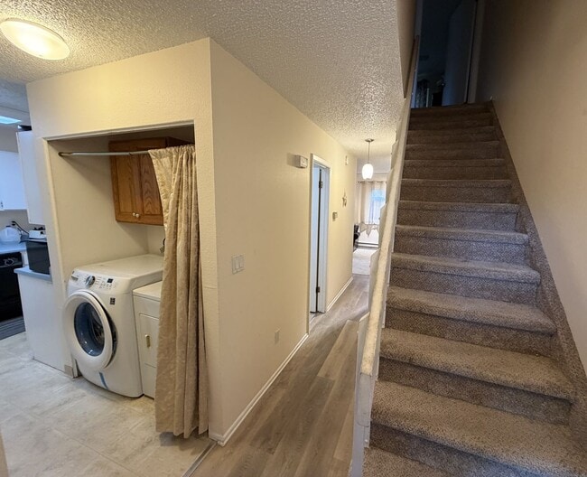 Foto del edificio - Spacious 3BR Townhome | 50 Yards to Coal Creek Trail!!