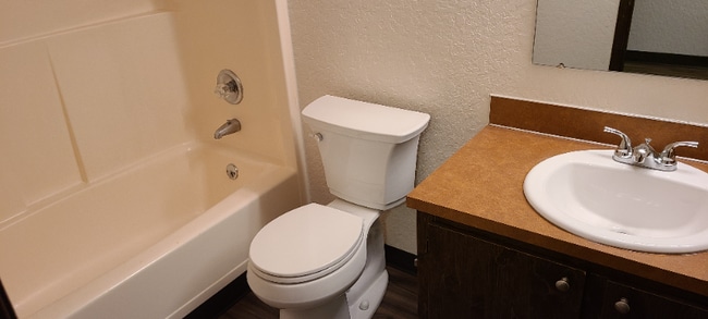 Building Photo - 1625 Kent Des Moines Rd