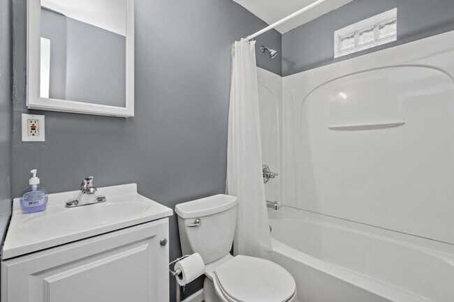 Foto del edificio - Stunning 3 bedroom home in Clairton availa...