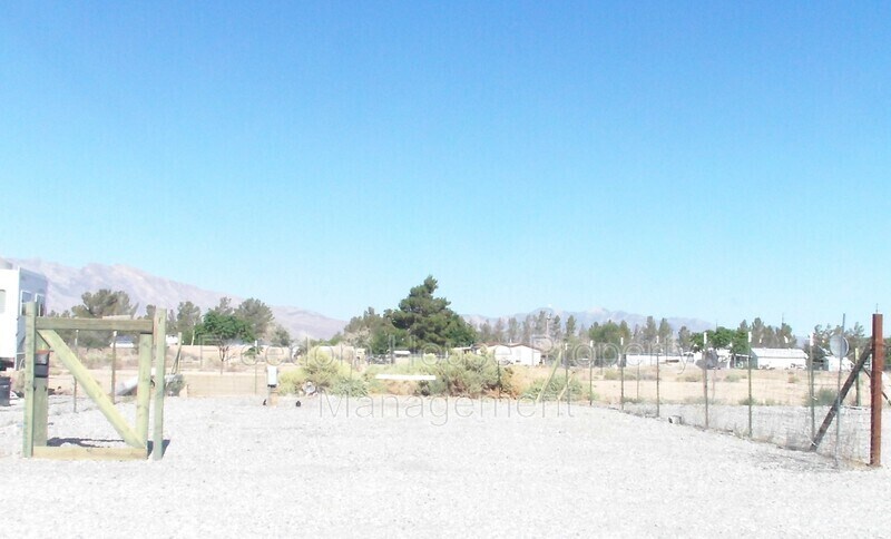 Foto del edificio - 6160 South Willis - B