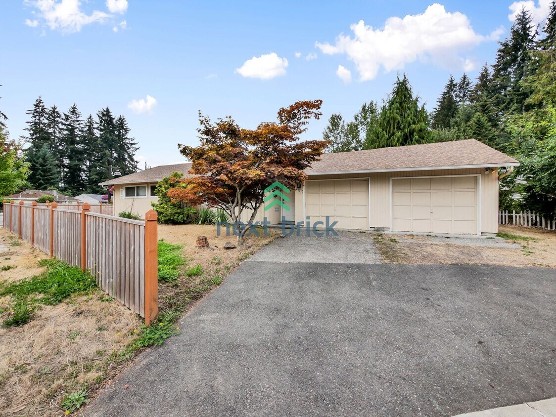 Foto principal - 3 Bed and 1 Bath Single-family Home is Ava...