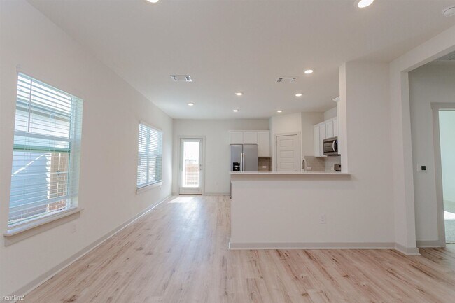 Building Photo - 4 br, 2.5 bath House - 10813 Tildon Ave
