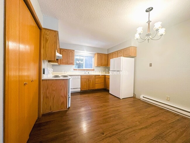 Building Photo - Classic 2-bedroom in King Arthur Court Apa...