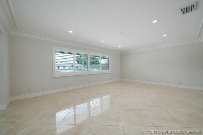 Building Photo - 408 S Country Club Dr