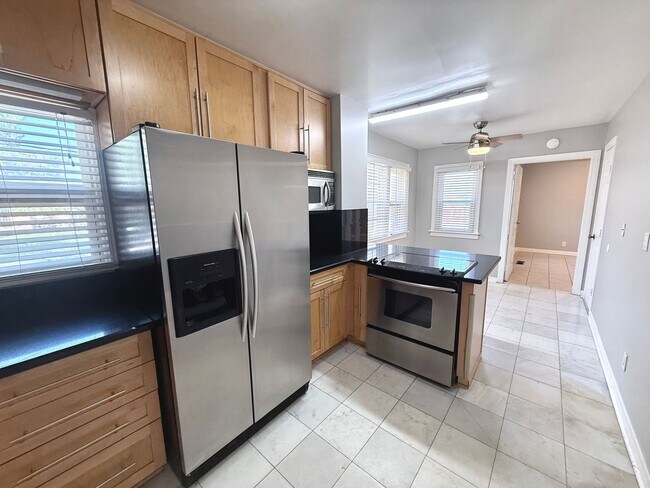 Foto del edificio - Large 5BD 3.5BA Home w/ Bonus ADU close to...
