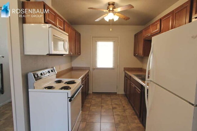Building Photo - 1020 N Pueblo Dr