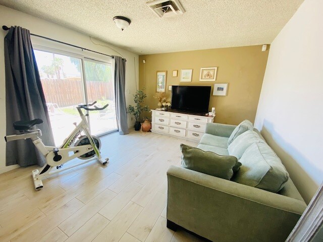 Foto del edificio - 74701 Merle Dr