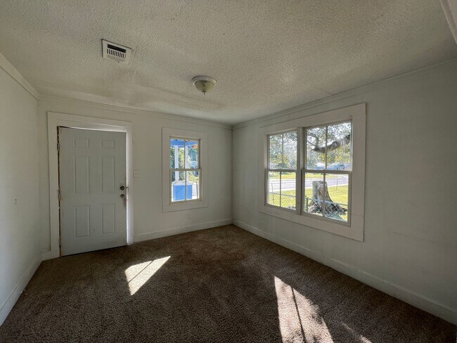 Building Photo - Charming Downtown Home