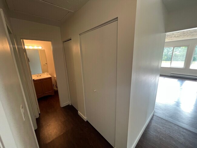 Hallway - 4465 Manhattan W