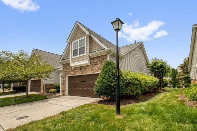 Building Photo - Beautiful Maintanance-Free 3 bedrooms 3 FU...