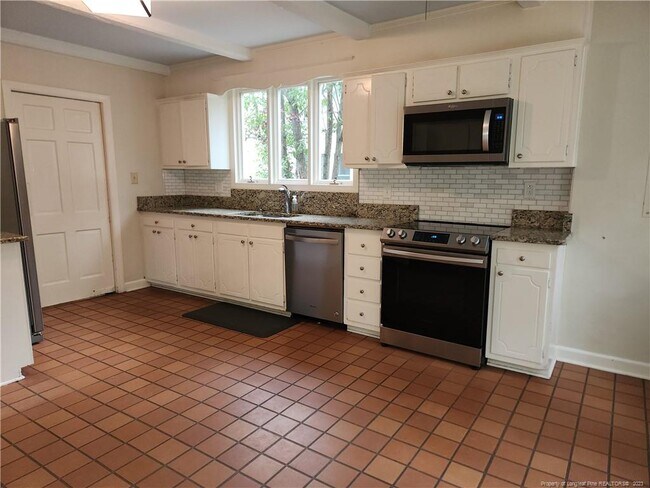 Building Photo - 123 Devane St